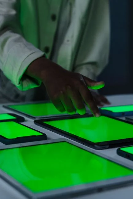 inventif Une personne fait ses achats en ligne sur un ordinateur portable avec une carte de crédit, mettant en avant la simplicité du e-commerce.